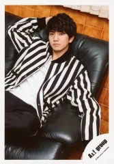 【中古】生写真(ジャニーズ) Aぇ! group/正門良規/膝上・座り・衣装黒.白・右手頭・ソファ/「僕らAぇ! groupがbrakeしそうですねん?!」グッズオフショット/公式生写真