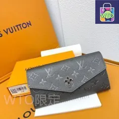 ルイ・ヴィトン／Portefeuille Lisaは柔らかなMonogram Empreinteレザーで再解釈し、Monogramエンボス模様を飾った。ファスナーの頭にLVの丸が飾られている。[本日特価|新品未使用品]