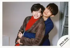 【中古】生写真(ジャニーズ) 関西ジャニーズJr./道枝駿佑・向井康二/横型・膝上・衣装茶・青・左向き・向井後ろから抱締め・背景白/「関西ジャニーズJr. LIVE 2019 Happy 2year!! ～今年も関ジュとChu Year!!～」オフショット/公