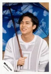 【中古】生写真(ジャニーズ) 関ジャニ∞/錦戸亮/上半身・衣装白グレー・右手傘・目線左上/公式生写真