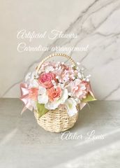 ピンクのカーネーションと桜のフラワーアレンジ
