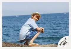 【中古】生写真(ジャニーズ) ジャニーズWEST/中間淳太/横型・全身・しゃがみ・衣装水色・帽子・背中見せ・振り向き・体右向き・背景海/『人生は素晴らしい』PV＆ジャケ写撮影/公式生写真