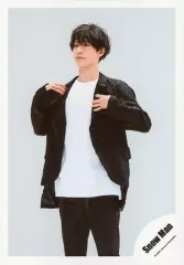 【中古】生写真(ジャニーズ) Snow Man/渡辺翔太/膝上・衣装白・黒・両手胸元・左向き・背景白/シングル「D.D. / Imitation Rain」MV＆ジャケ写オフショット/公式生写真