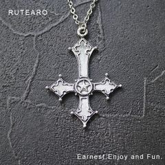 クロスとスターを組み合わせた逆さ十字のネックレス ― クロスネックレス 大きめ 大きい ペンダント メンズ レディース 十字架 逆さ十字 アンティーク調 お守り 星 プレゼント プチギフト 厄除け 運勢 ― 000368