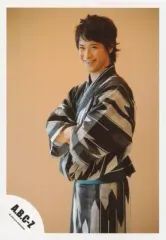 【中古】生写真(ジャニーズ) A.B.C-Z/戸塚祥太/膝上・浴衣黒・グレー・白・左向き・腕組み・背景ベージュ/15夏 「Summer Paradise in TDC」 パンフ＆グッズ撮影/公式生写真