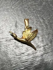 鳥（トリ）のペンダントトップ　/サージカルステンレスk18コーティングあり　（金属アレルギー出にくい/高見え/上品/軽量/変色しにくい/大人可愛い）316L