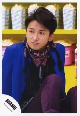 【中古】生写真(ジャニーズ) 嵐/大野智/膝上・座り・ジャケット青・スカーフ・スボン紫・後ろにポップコーン・「ARASHI LIVE TOUR Popcorn」/公式生写真