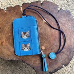 パスケース2枚用 小銭入れ付き（スカイブルーの革に茶トラ猫の刺繡）No.03003-39 定期入れ ハンドメイド 猫