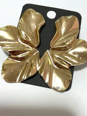 18 Kゴールドメッキ　大ぶりの花びら　ピアス