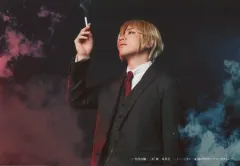 【中古】生写真(男性) 鈴木勝吾(ウィリアム・ジェームズ・モリアーティ)/横型・上半身・煙・キャラクターショット/ミュージカル「憂国のモリアーティ」Op.2 -大英帝国の醜聞-ブロマイド(個人セット)