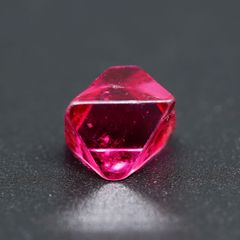 天然非加熱　ミャンマー産　スピネル　ルース・原石　1.39ct　ネオン感　八面体　高品質　希少　1点物　産地証明鑑別書付き