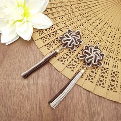 八重菊結びのタッセルピアス・イヤリング（焦茶・ダークブラウン×ベージュ） 和風 中華風 チャイナ 中国結び 飾り結び 紐