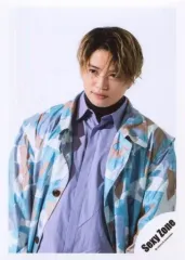 【中古】生写真(ジャニーズ) Sexy Zone/菊池風磨/上半身・衣装紫・白・青・茶色・両手下・目線左・背景白/「Sexy Zone LIVE TOUR 2019 PAGES」グッズオフショット/公式生写真 