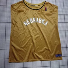 ◇ ⊂ niko and … ニコアンド 文字＆刺繡入り ノースリーブ カレッジユニフォーム サイズ表記なし マスタード系 メンズ E  【1509100031345】