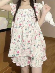 ウサギと花柄のテクスチャーが施された可愛いルームウェアセット。甘いフリルスリーブのスクエアネックトップとエラスティックショーツで　女性用のルームウェア　Mサイズ