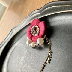 うっとり艶めくお花の刺繍ブローチパールチャーム付き　アンティークローズ