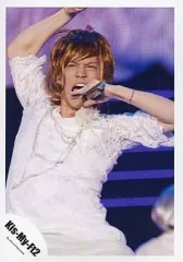 【中古】生写真(ジャニーズ) Kis-My-Ft2/千賀健永/ライブフォト・上半身・衣装白・左手マイク・右手頭の上/公式生写真