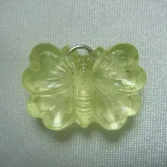 ウランガラスのペンダントトップ　蝶型　イエロー