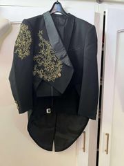 ともさん用です貸衣装処分品　男性礼装 　黒に金刺繍  Mサイズ+スカラシアーノ　A-Sスリーピース