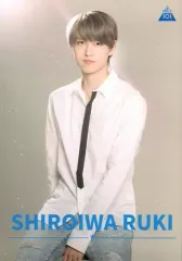 【中古】生写真(男性) JO1/白岩瑠姫/膝上・シャツ白・黒・デニム・体左向き・座り・左手後ろ・口閉じ・背景グレー/「PRODUCE 101 JAPAN」ファミマプリント ファイナリストPICK MEフォト 