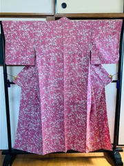 着物 小紋 正絹 / 赤に近いピンク色系 / 草花文 身丈約150cm 裄丈約64.5cm 袖幅約48cm 後幅29.5cm 前幅22.5cm TCS着物 W43
