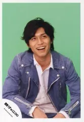 【中古】生写真(ジャニーズ) 関ジャニ∞/錦戸亮/上半身・座り・デニムジャケット青・シャツ白・目線右上・背景緑/公式生写真