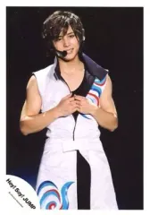【中古】生写真(ジャニーズ) Hey! Say! JUMP/山田涼介/ライブフォト・膝上・袖無し衣装白・両手胸・目線右/公式生写真