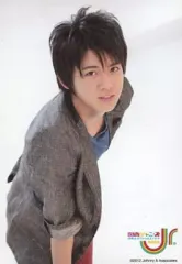 【中古】生写真(ジャニーズ) 7WEST /小瀧望/膝上・ジャケットグレー・インナー青・背景白「関西ジャニーズJr.春休みスペシャルコンサート2012」/公式生写真