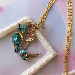 ハンドメイドレジンアクセサリー　蝶々と妖精さんのネックレス  ブルー