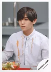 【中古】生写真(ジャニーズ) Hey! Say! JUMP/山田涼介/バストアップ・座り・衣装白・服にドレッシングこぼす/「マエヲムケ」PV＆ジャケ写撮影オフショット/公式生写真