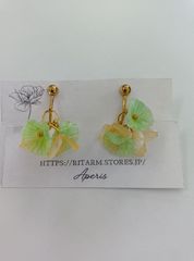 ⑧レジン製イヤリング　グリーン×オレンジ　ハンドメイド　花びら