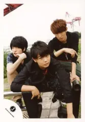 【中古】生写真(ジャニーズ) 関西ジャニーズJr./西畑大吾・大西流星・向井康二/膝上・座り・衣装黒赤・センター大西・西畑左手親指口元/松竹8月公演「少年たち」パンフ＆グッズ撮影オフショット/公式生写真