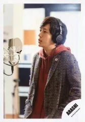 【中古】生写真(ジャニーズ) 嵐/二宮和也/上半身・衣装グレー・ヘッドホンつける・両手ポケット・体左向き/シングル「君のうた」MV＆ジャケ写撮影オフショット/公式生写真