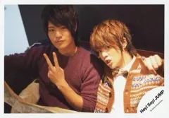 【中古】生写真(ジャニーズ) Hey! Say! JUMP/岡本圭人・有岡大貴/横型・上半身・衣装赤オレンジ青・左手ピース・左手指差し・背景黒/公式生写真
