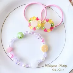 【S254】ねこちゃんとフルーツのヘアゴム&ブレスレット　ピンク　いちごブレスレット　ねこヘアゴム　フルーツヘアゴム　フルーツブレスレット　キッズヘアゴム　キッズブレスレット　プレゼント　ギフト