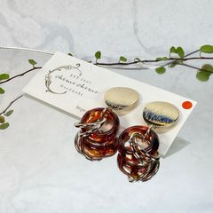 べっ甲柄/リングの個性的ピアスB/チタンポストピアス