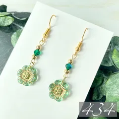 【434】ハンドメイドピアス イヤリング チェコビーズ フラワー グリーン 緑色