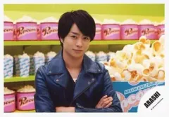 【中古】生写真(ジャニーズ) 嵐/櫻井翔/横型・バストアップ・衣装紺・両手腕組み・背景黄緑・ポップコーン/公式生写真