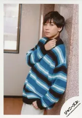 【中古】生写真(ジャニーズ) 関西ジャニーズJr./河下楽/膝上・衣装青・茶色・白・右手首元・左向き・寄りかかり/「関ジュ 夢の関西アイランド 2020 in 京セラドーム大阪 ～遊びにおいでや!満足 100%～」グッズオフショット/公式生写真