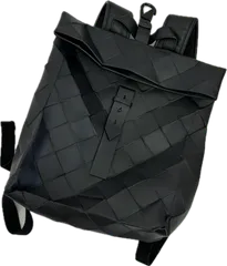 RE218 【美品】CHARLES&KEITHチャールズアンドキース　ラージジオメタリックバックパックリュックバック　ブラック