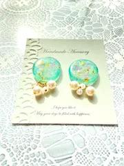 エメラルドグリーンとドライフラワーのレジンピアス　イヤリング