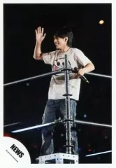 【中古】生写真(ジャニーズ) NEWS/錦戸亮/シャツ・ジーンズ・全身・右手パー・左手マイク・笑顔・ライブフォト/公式生写真