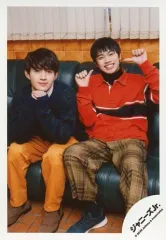 【中古】生写真(ジャニーズ) 関西ジャニーズJr./小柴陸・澤田雅也/全身・座り・衣装緑・黄色・赤・ベージュ・小柴両手親指立て/「関ジュ 夢の関西アイランド 2020 in 京セラドーム大阪 ～遊びにおいでや!満足 100%～」グッズオフショット/公式生写真