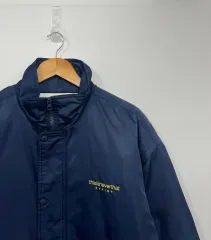 thisisneverthat(ディスイズネバーザット) ビッグロゴ つづり ロング ダウンジャケット ブルゾン