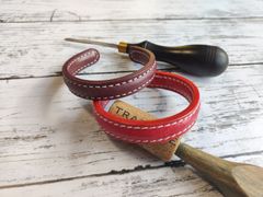 シンプルなレザーバングル