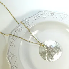 マザーオブパール ホワイトシェル 40mm 彫刻入り 真珠母貝 イエローゴールド YG 金属アレルギー対応 ステンレス ネックレス チェーン 1.2mm 小豆チェーン 選べる 35～80cm サージカルステンレス 彼女 母の日 プレゼント 贈り物 レディース