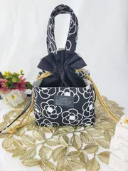 北欧風花柄の巾着ショルダーバッグ　ハンドメイド　北欧　浴衣 巾着　 カメリア　椿 巾着　巾着袋　キャンバス　ブラック　夏祭り