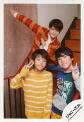 【中古】生写真(ジャニーズ) 関西ジャニーズJr./角紳太郎・丸岡晃聖・山中一輝/膝上・衣装赤・黄色・緑・片手ピース・角両手ポーズ/「関ジュ 夢の関西アイランド 2020 in 京セラドーム大阪 ～遊びにおいでや!満足 100%～」グッズオフショット/公式生写