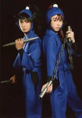 【中古】生写真(男性) 山木透(久々知兵助)・佐藤智広(尾浜勘右衛門)/膝上・衣装青・鎖・背中合わせ・山内左手上げ・背景黒・キャラクターショット/「ミュージカル 忍たま乱太郎 第8弾 がんばれ五年生!技あり、術あり、初忍務!!」ブロマイド