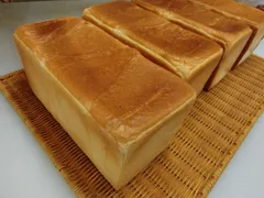 【80サイズ】自家種熟成食パン３斤とおまかせ詰め合わせセットのサムネイル